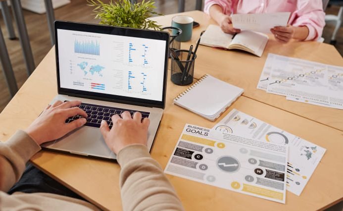 A man demonstrating search engine optimization company Proven ROI & Scalable Results approach